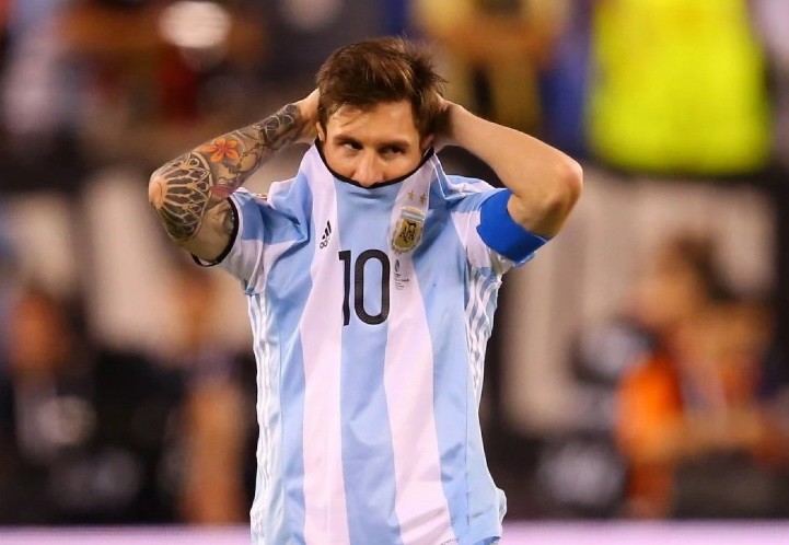 Messi giã từ đội tuyển Argentina.