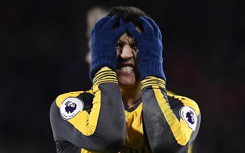 Alexis Sanchez giận dữ khi Arsenal bị AFC Bournemouth cầm hòa 3-3.