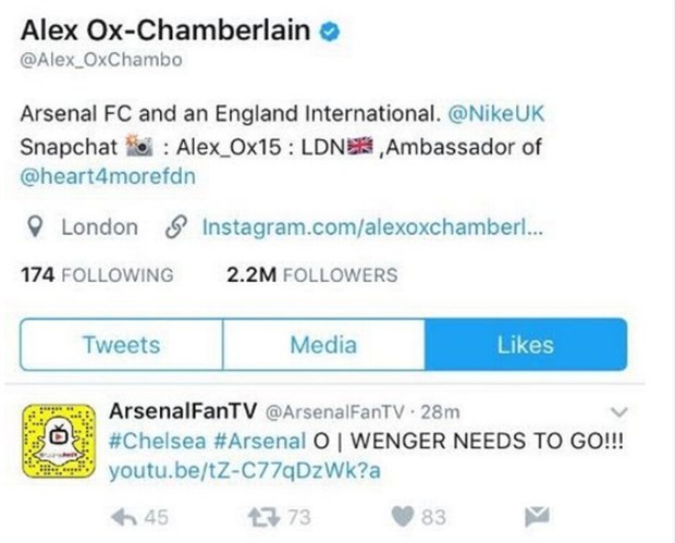 Alex Oxlade-Chamberlain đã bấm “like” một dòng bình luận kêu gọi Arsenal sa thải Arsene Wenger.