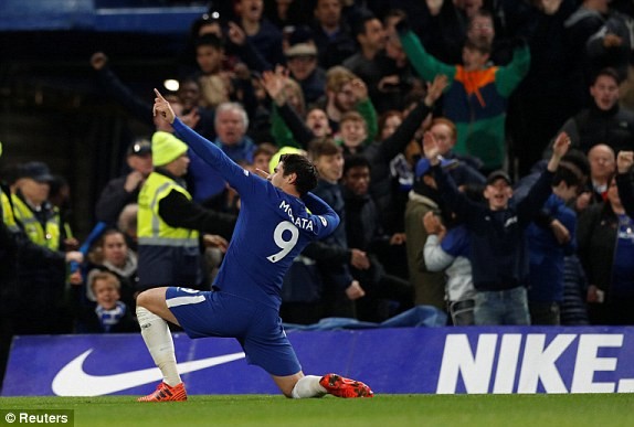 Morata ăn mừng bàn mở tỷ số cho Chelsea.