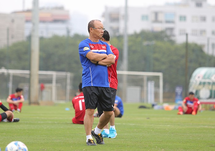 HLV Park Hang-seo tỏ ra nghiêm khắc với các tuyển thủ Việt Nam.