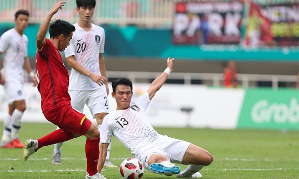 Pha tranh chấp bóng giữa cầu thủ Olympic Việt Nam vs Olympic Hàn Quốc.