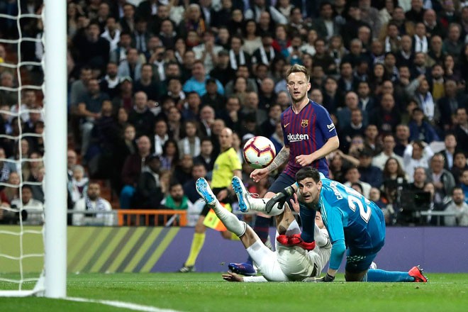 Rakitic ghi bàn giúp Barcelona đánh bại Real Madrid.