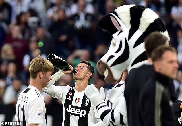 Cristiano Ronaldo ăn mừng ngôi vô địch Serie A với Juve