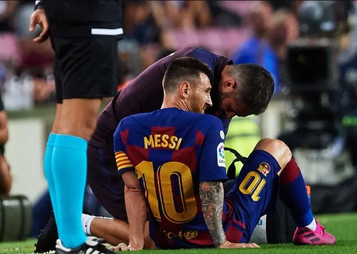 Messi dính chấn thương háng trong trận thắng 2-1 của Barcelona trước Villarreal.