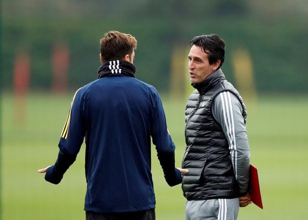 HLV Unai Emery lạnh nhạt trong cuộc trao đổi với Mesut Ozil.