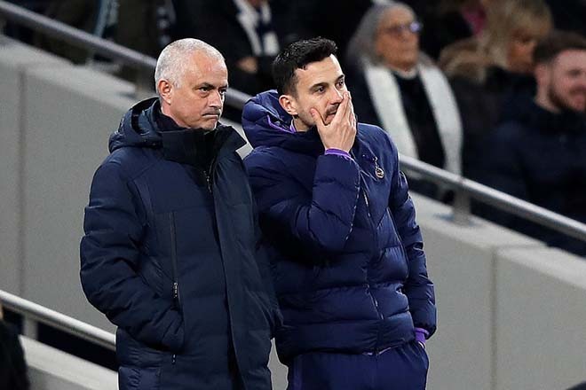 HLV Jose Mourinho thất vọng khi Tottenham thua Leipzig 0-1.