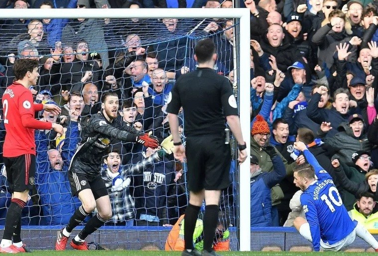VAR từ chối bàn thắng ở phút 90+1 của Everton.