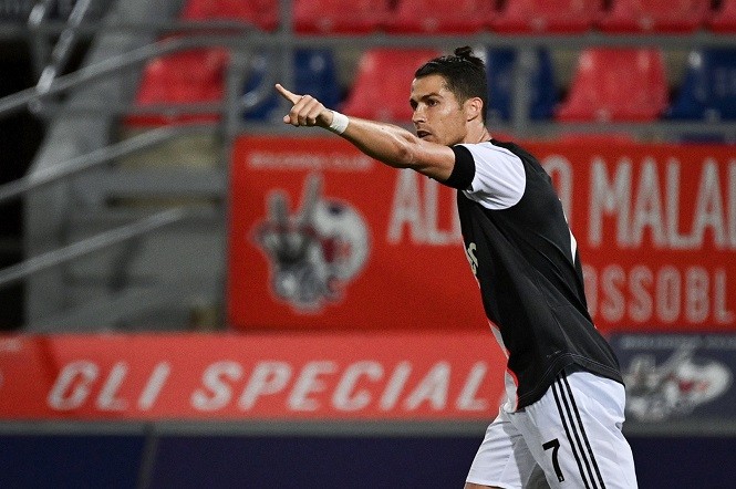 Cristiano Ronaldo ăn mừng bàn thắng vào lưới Bologna.