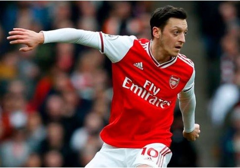 Mesut Ozil không chịu rời Arsenal.