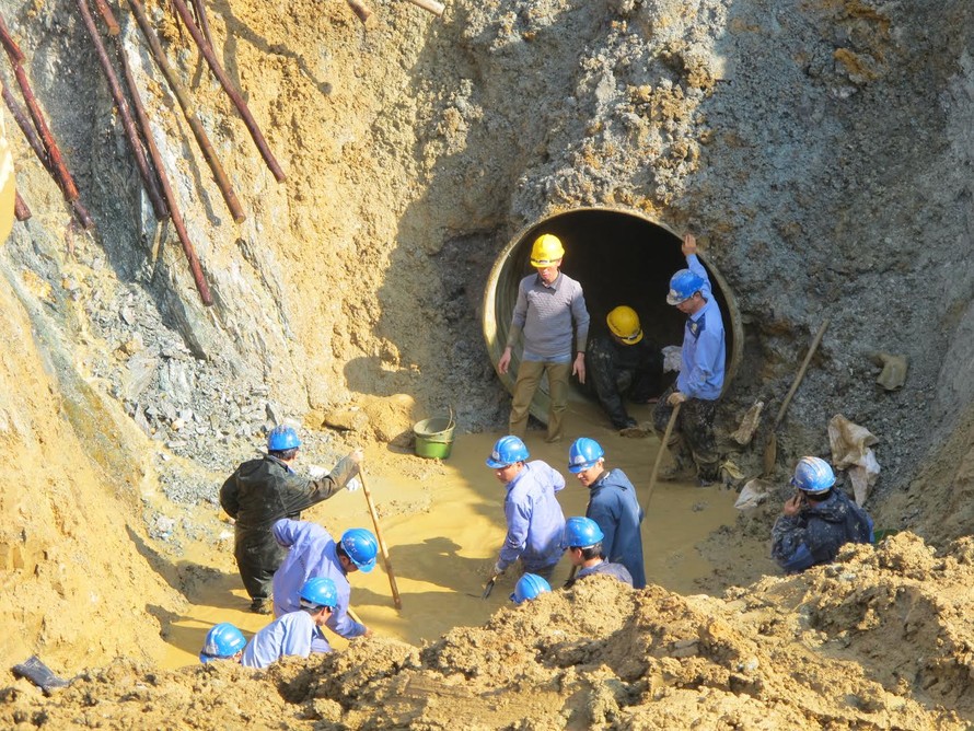 Sau 20 lần xảy ra sự cố, mùa hè này người dân Thủ đô lại sống trong nỗi lo bị vỡ đường ống nước sạch Sông Đà.