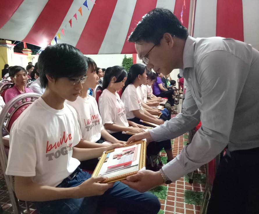 Đại diện báo Tiền Phong tặng học bổng cho sinh viên
