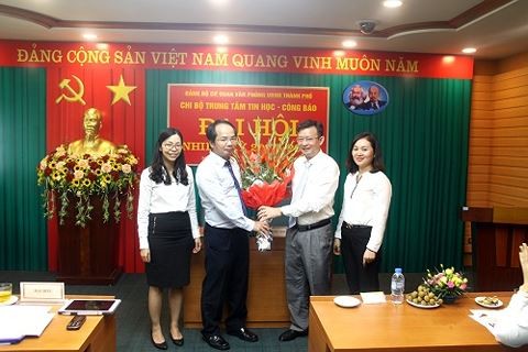 Ông Nguyễn Ngọc Kỳ (người thứ hai từ bên phải sang) được bổ nhiệm Giám đốc Sở TT&TT