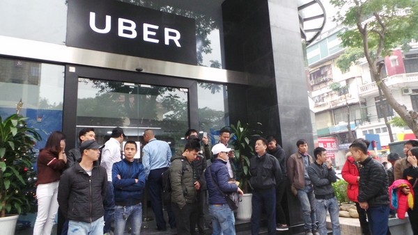 Hàng trăm tài xế Uber, Grab đứng trước trụ sở của hãng đòi giảm phần trăm chiết khấu