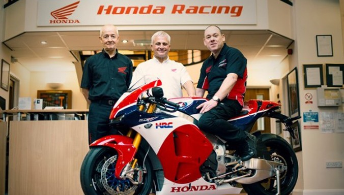 John Brown (ngồi trên xe) là người đầu tiên trên thế giới sở hữu chiếc Honda RC213V-S trị giá hơn 200.000 USD