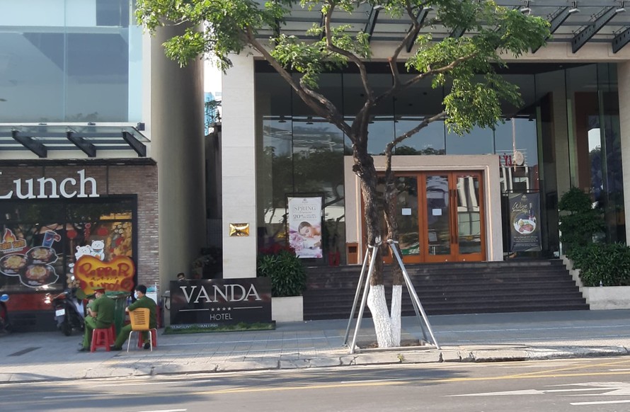 Cơ quan chức năng canh gác, kiểm soát người ra vào tại khách sạn Vanda trên đường Nguyễn Văn Linh, Đà Nẵng. Ảnh: Nguyễn Thành