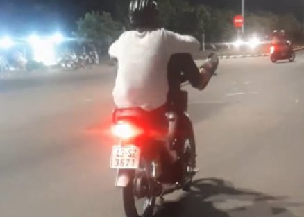 Hình ảnh nam thanh niên điều khiển xe máy bằng chân ở Đà Nẵng xuất hiện trên mạng xã hội. 