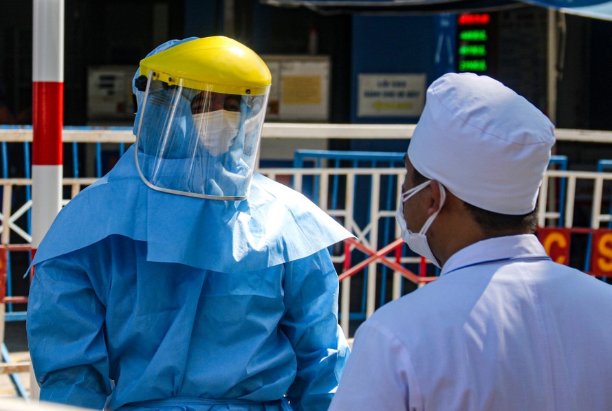 Nhân viên y tế làm việc tại khu vực phong toả bệnh viện Đà Nẵng. Ảnh: Nguyễn Thành