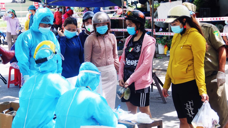 Tổ chức lấy mẫu xét nghiệm virus SARS-CoV-2 cho tiểu thương và người dân tại chợ Nại Hiên Đông vào sáng 11/8. 