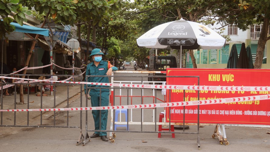 Lực lượng chức năng địa phương canh gác tại khu vực chợ Nại Hiên Đông sau khi chợ này ngừng hoạt động. Ảnh: Nguyễn Thành