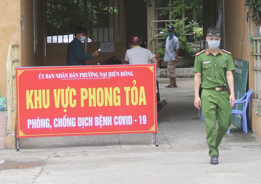 Một chung cư ở Nại Hiên Đông, quận Sơn Trà , Đà Nẵng được thiết lập vùng cách ly phòng, chống COVID-19 lây lan. Ảnh: Nguyễn Thành