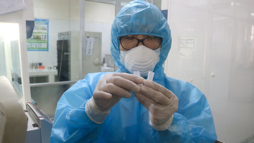 Xét nghiệm truy tìm virus SARS-CoV-2 tại CDC Đà Nẵng. Ảnh: Nguyễn Thành