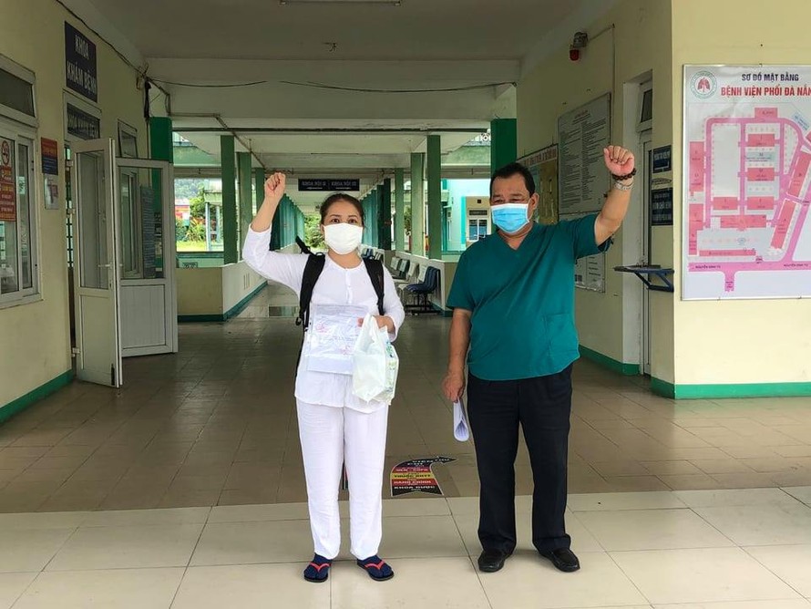 Nữ bệnh nhân mắc COVID-19 cuối cùng được điều trị tại bệnh viện Phổi Đà Nẵng đã ra viện. 