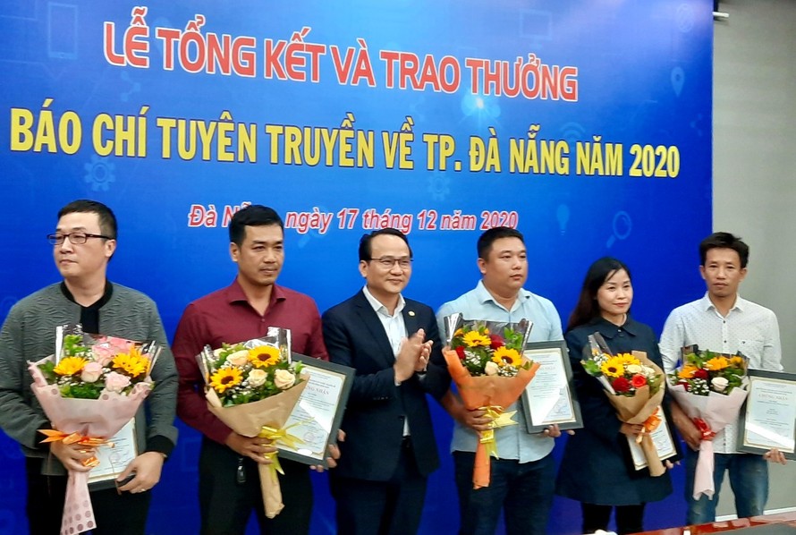 Ban tổ chức trao giải cho các tác giả, nhóm tác giả được giải về chủ đề "Đà Nẵng - Thành phố 4 an". 