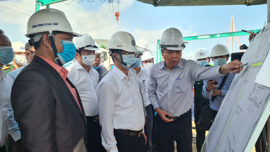 Ông Lê Văn Lâm, Giám đốc Ban Quản lý dự án đầu tư xây dựng các công trình giao thông TP báo cáo quá trình thi công công trình với Bí thư Thành uỷ Đà Nẵng tại buổi kiểm tra. 