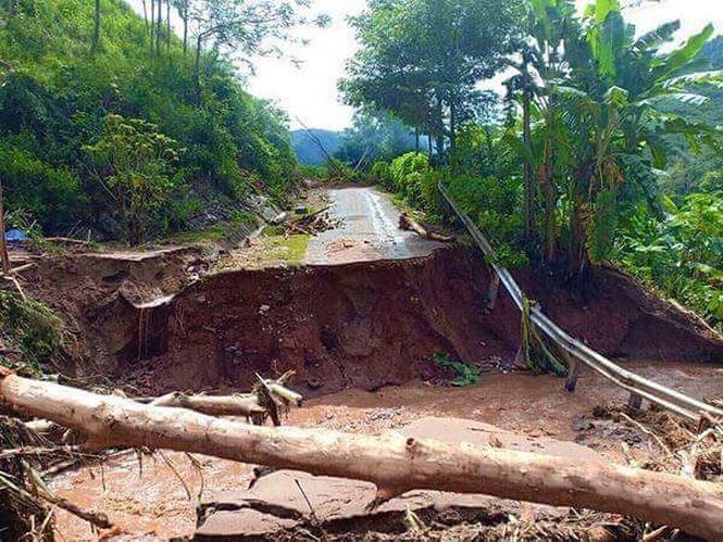 Nhiều tuyến đường ở các huyện vùng núi ở Thanh Hóa đang bị ngập, sạt lở, chia cắt