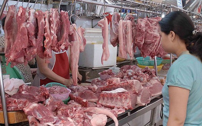 Người tiêu dùng đang bị "móc túi" do miếng thịt lợn đi qua quá nhiều nhiều khâu trung gian.