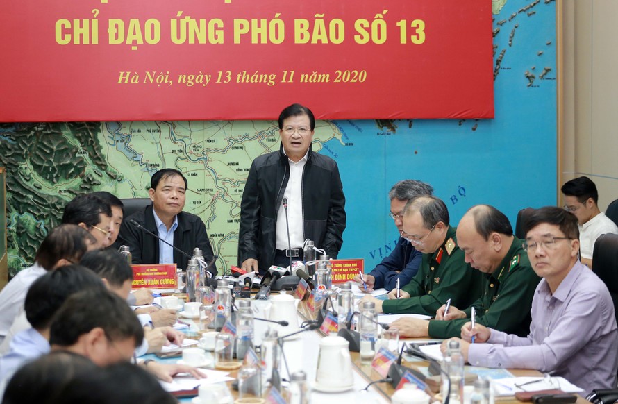 Phó Thủ tướng Trịnh Đình Dũng yêu cầu các địa phương trong vùng ảnh hưởng của bão khẩn cấp sơ tán dân khỏi những nơi nguy hiểm