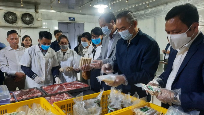 Thứ trưởng Bộ NN&PTNT Phùng Đức Tiến kiểm tra an toàn thực phẩm tại tại một cơ sở chế biến ở Hà Nội.