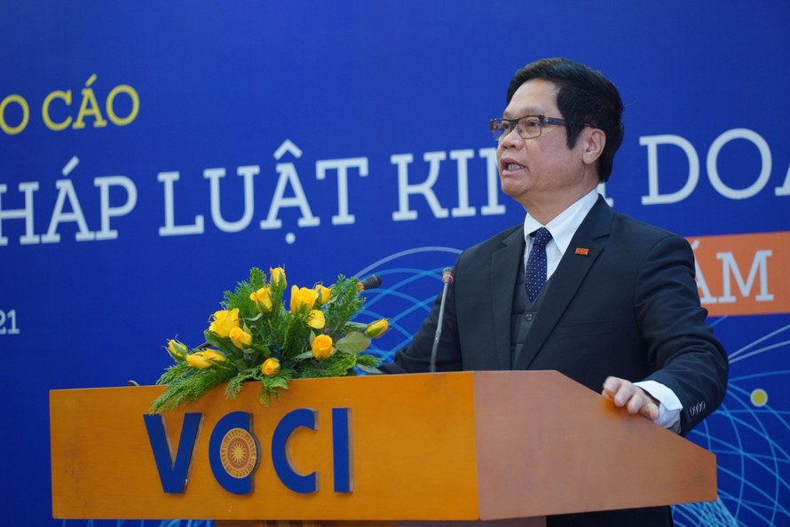 Chủ tịch VCCI Vũ Tiến Lộc cho rằng, vẫn còn thấp thoáng tư duy, cách làm cũ trong những van bản pháp luật về kinh doanh mới ban hành.