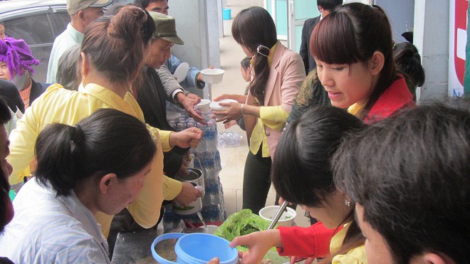 Cty Văn Minh nấu cháo giúp đỡ người nghèo.
