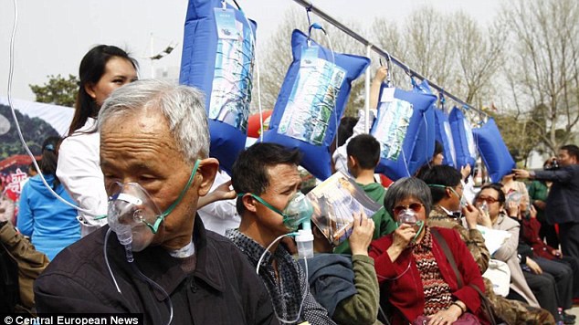Người dân tới hít thở không khí sạch tại một trạm oxy ở Trịnh Châu, Hà Nam