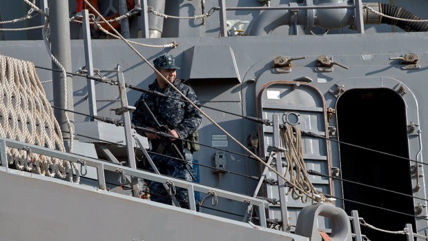 Một lính Hải quân Mỹ trên tàu USS Donald Cook ở Romania hôm 14/4