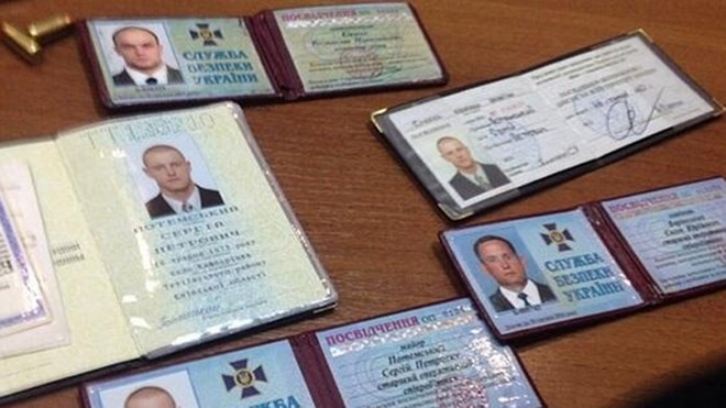  "Tang vật" thu được từ ba đặc vụ Alpha của Ukraine bị bắt ở Gorlovka (Nguồn: RT) 