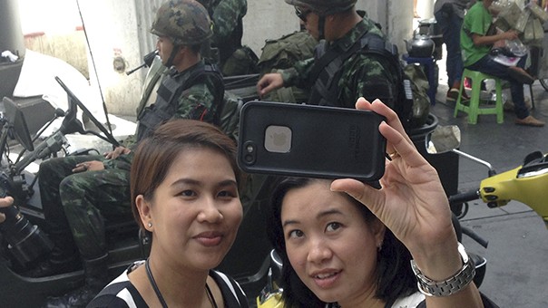 Lấy nền là 2 binh sỹ, 2 cô gái chụp ảnh "tự sướng" trong ngày Thái Lan thiết quân luật