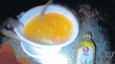 Hình ảnh chai nước trà xanh chứa độc trong thông điệp lan truyền trên mạng yêu cầu binh sỹ Thái Lan cảnh giác với đồ uống có độc.