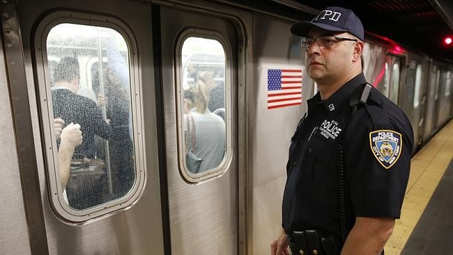 Một cảnh sát tại ga tàu điện ngầm ở New York, Mỹ