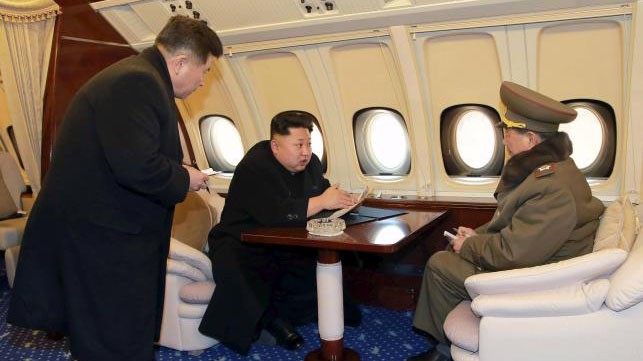 Lãnh đạo Triều Tiên Kim Jong Un (giữa) trên chuyên cơ riêng.