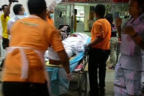 Các nhân viên cứu hộ đang đưa nạn nhân vụ đánh bom tới bệnh viện Rangae, tỉnh Narathiwat