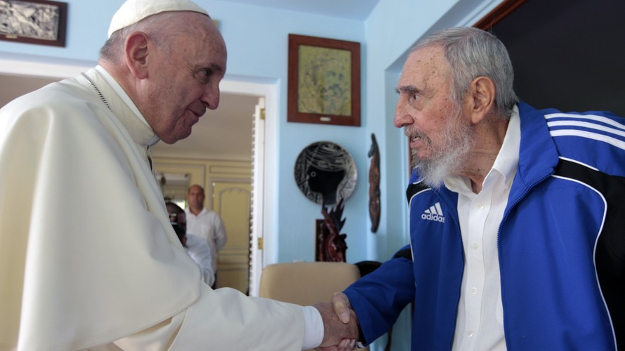 Bức ảnh do con trai của ông Fidel Castro chụp lại cho thấy cái bắt tay lịch sử giữa cựu Chủ tịch Cuba và Giáo hoàng Francis