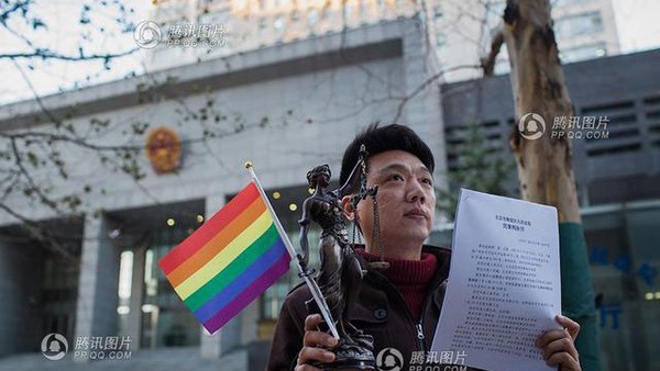 Một người cầm cờ cầu vồng ủng hộ người đồng tính ở Trung Quốc