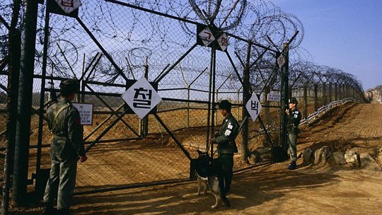 Hàng rào ngăn cách khu DMZ giữa 2 miền Triều Tiên