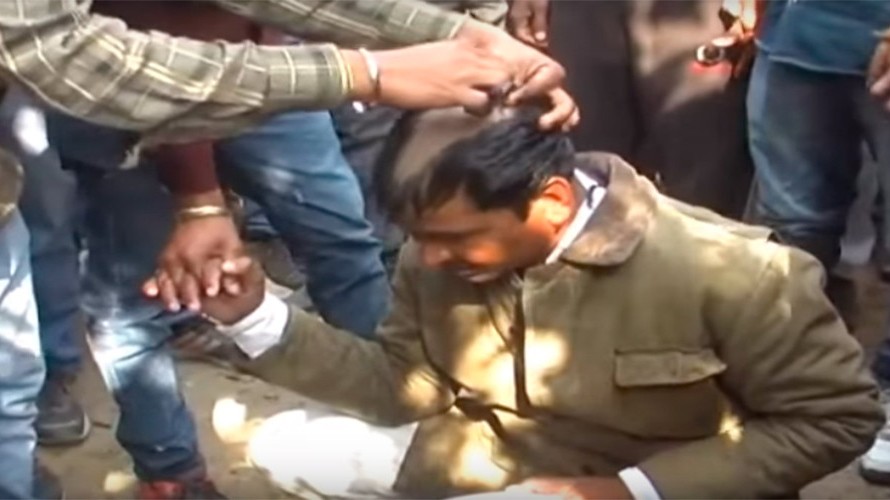 Awdhesh Kumar Savita, 35 tuổi, bị cạo đầu diễu phố vì cải đạo