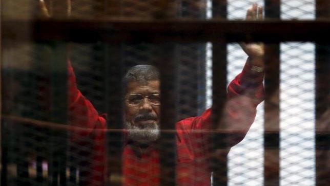 Cựu Tổng thống Ai Cập Mohammed Morsi sau song sắt