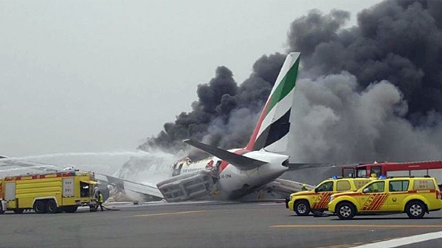 Chiếc máy bay của hãng Emirates bốc cháy ngùn ngụt trên đường băng sân bay Dubai