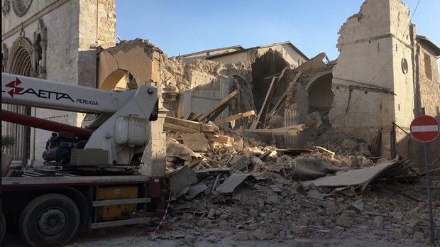 Nhiều ngôi nhà bị sụp đổ hoàn toàn sau trận động đất kinh hoàng vừa xảy ra ở miền trung nước Ý